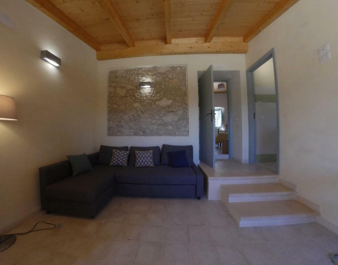 로크리 La Casa Del Miele Di Borgo Carbone 빌라 외부 사진
